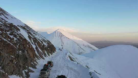 青藏高原达坂山蓝天白云雪景雪山汽车