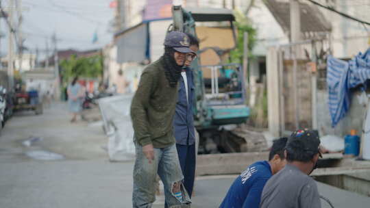 街头道路建设的工人