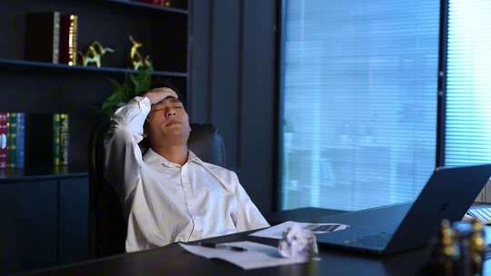 办公室白领深夜加班扶额疲惫工作