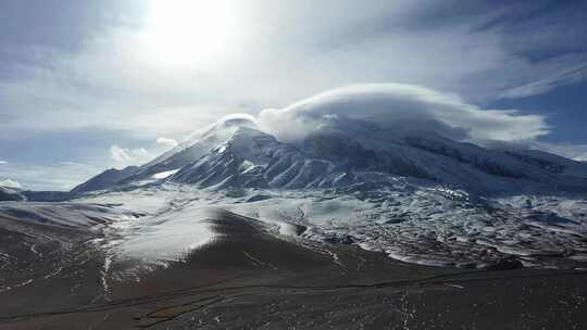 魅力雪山，蔚为壮观。