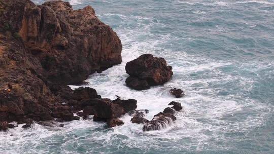 海浪拍打着岩石视频素材模板下载