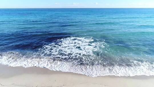 海浪来到海滩