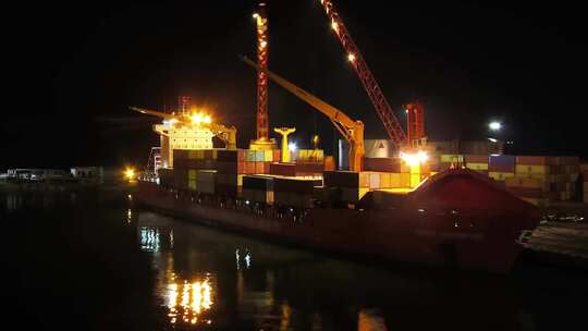 晚上港口集装箱装运  紧张工作的港口