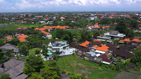 郁郁葱葱的巴厘岛郊区景观中的豪华别墅