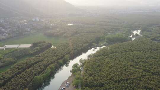 夕阳下的山村和农田