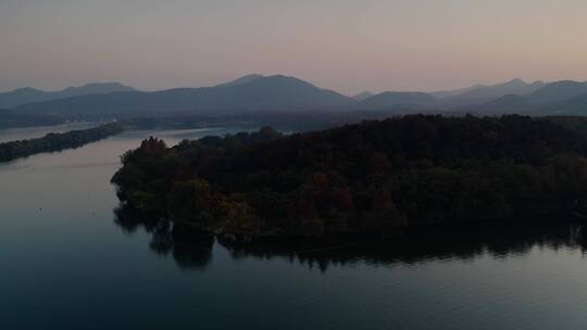 航拍西湖的金色夕阳美景