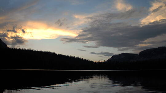延时拍摄傍晚的山水湖泊