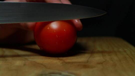 在砧板上切西红柿