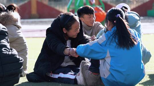 甘孜阿坝炉霍县贫困县学生体育课锻炼