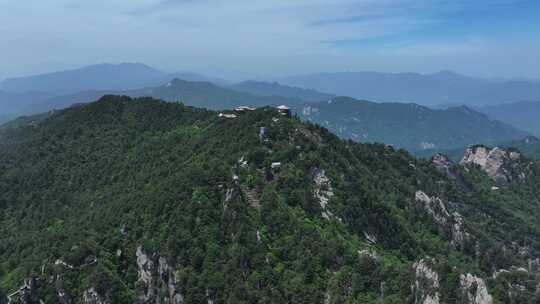 河南伏牛山山脉平顶山尧山层峦叠嶂的山峰