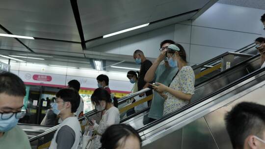 杭州地铁乘电梯的人流视频素材模板下载