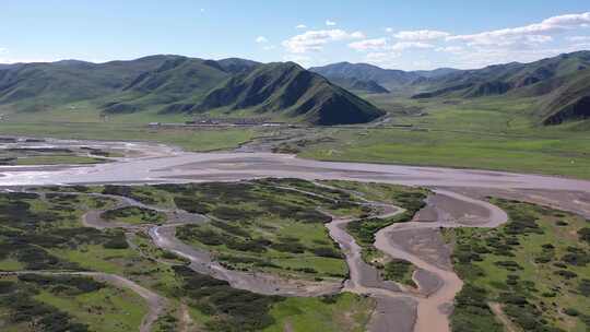 青海果洛州蓝天白云山峰河流航拍4k视频