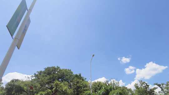 城市马路风景蓝天白云树枝叶视频素材模板下载