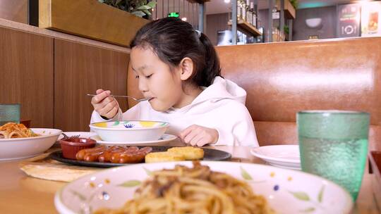 4K升格实拍堂食在西餐厅喝奶油汤的亚洲女孩