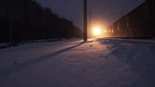 大雪中行驶的货运列车