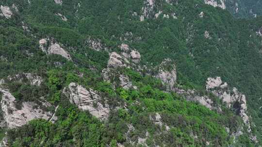 河南伏牛山山脉平顶山尧山层峦叠嶂的山峰