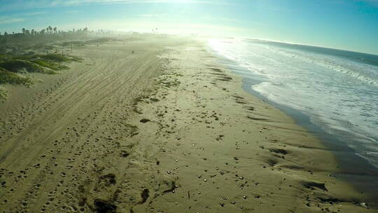 无人机航拍海浪拍打的海岸视频素材模板下载