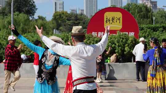 山东济南泉城广场老年人广场舞