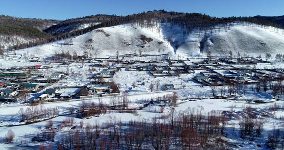 航拍雪后的山里人家