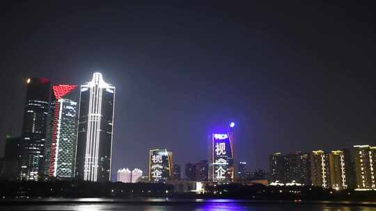 城市水域夜景，水面映灯光璀璨