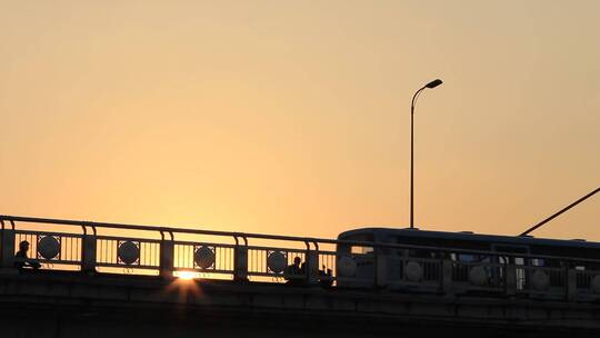中国南昌八一大桥，日落时的景观