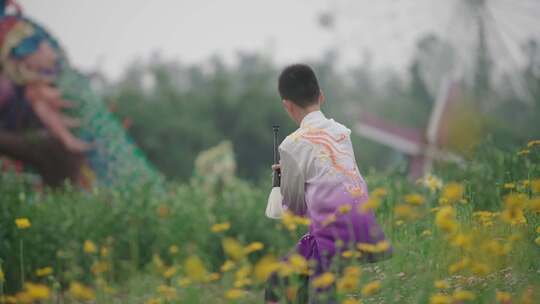 少年花海中持道具武术练习