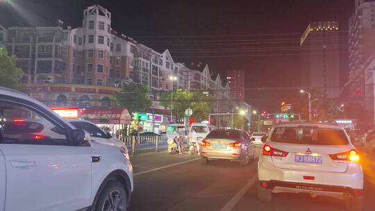 城市夜景街头景象商铺行人路上交通
