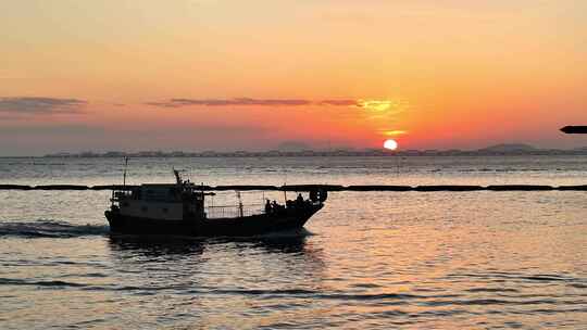 夕阳渔船
