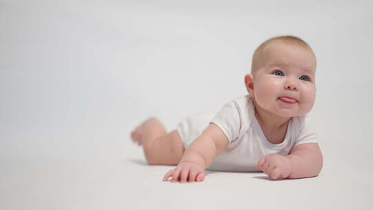白色背景上心满意足的婴儿肖像，成为人类的概念阶段