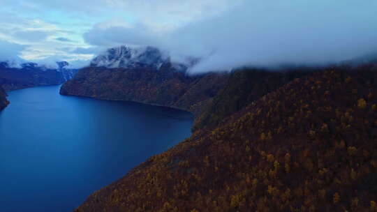 鸟瞰图展示了挪威的山脉、湖泊和云层