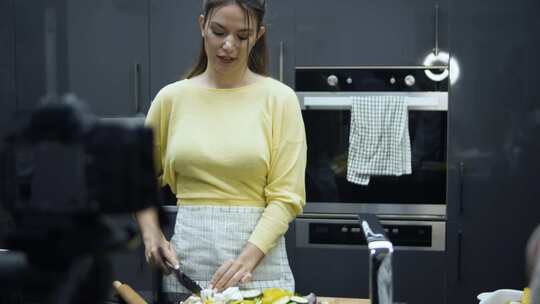 做饭时记录女人的人