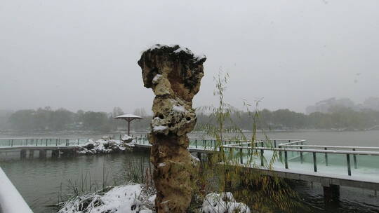 大雪中的北京紫竹院公园湖上的太湖石