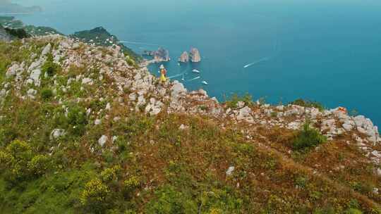 观光，女人，崎岖的山顶，海岸