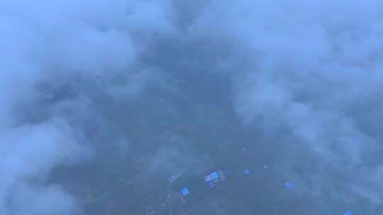 航拍云雾缭绕的枣庄市政府广场