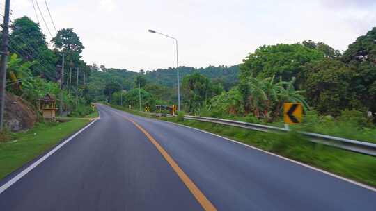 沿着泰国的沥青公路旅行热带亚洲棕榈树沿着公路高清在线视频素材下载
