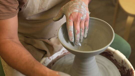 俯视陶器成型手工湿陶瓷容器在车间陶轮上转
