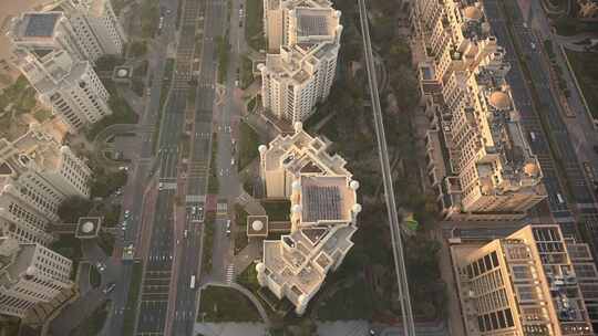 从空中视角探索高耸摩天大楼的城市景观