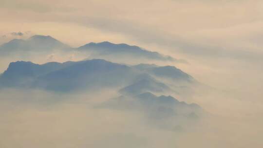 安徽安庆飞机窗外云雾缭绕的桃墅岭山脉