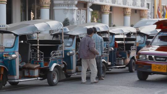 泰国旅游视频泰国街头三轮出租车