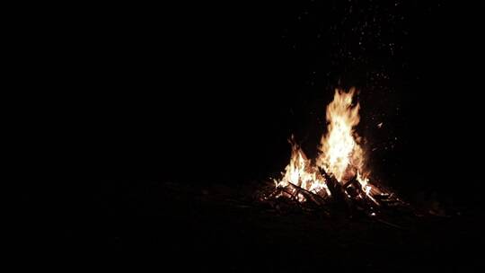 篝火照亮了黑暗的夜晚视频素材模板下载