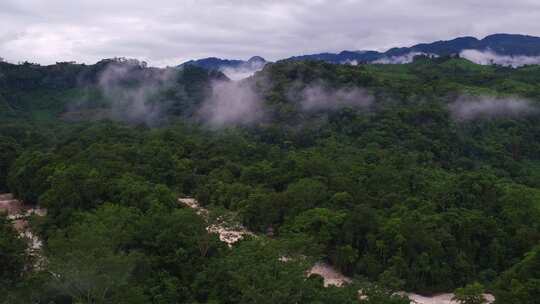 河流流淌在群山和树木的上空