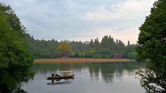 立冬早晨杭州西湖水面与游船水墨画风光