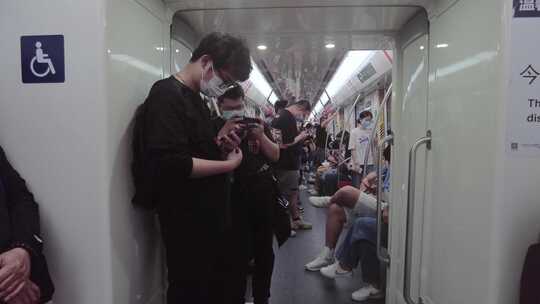 坐地铁玩手机的年轻人视频素材模板下载