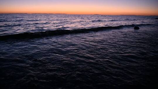 青海湖日出浪花