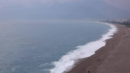 浅蓝色的海岸线鸟瞰图