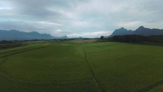 老挝蓝色泻湖开阔平原和迷雾山谷上空