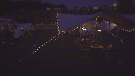 夜晚的露营基地野餐的人们视频素材模板下载