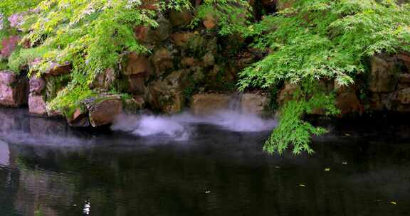 江南园林景观喷雾 枫叶 流水 仙气袅袅