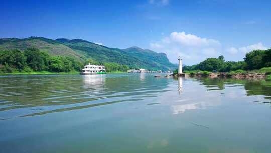 广西桂林黄牛峡漓江旅游船