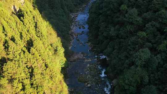 湖北恩施八百里清江之峡谷里的清江水